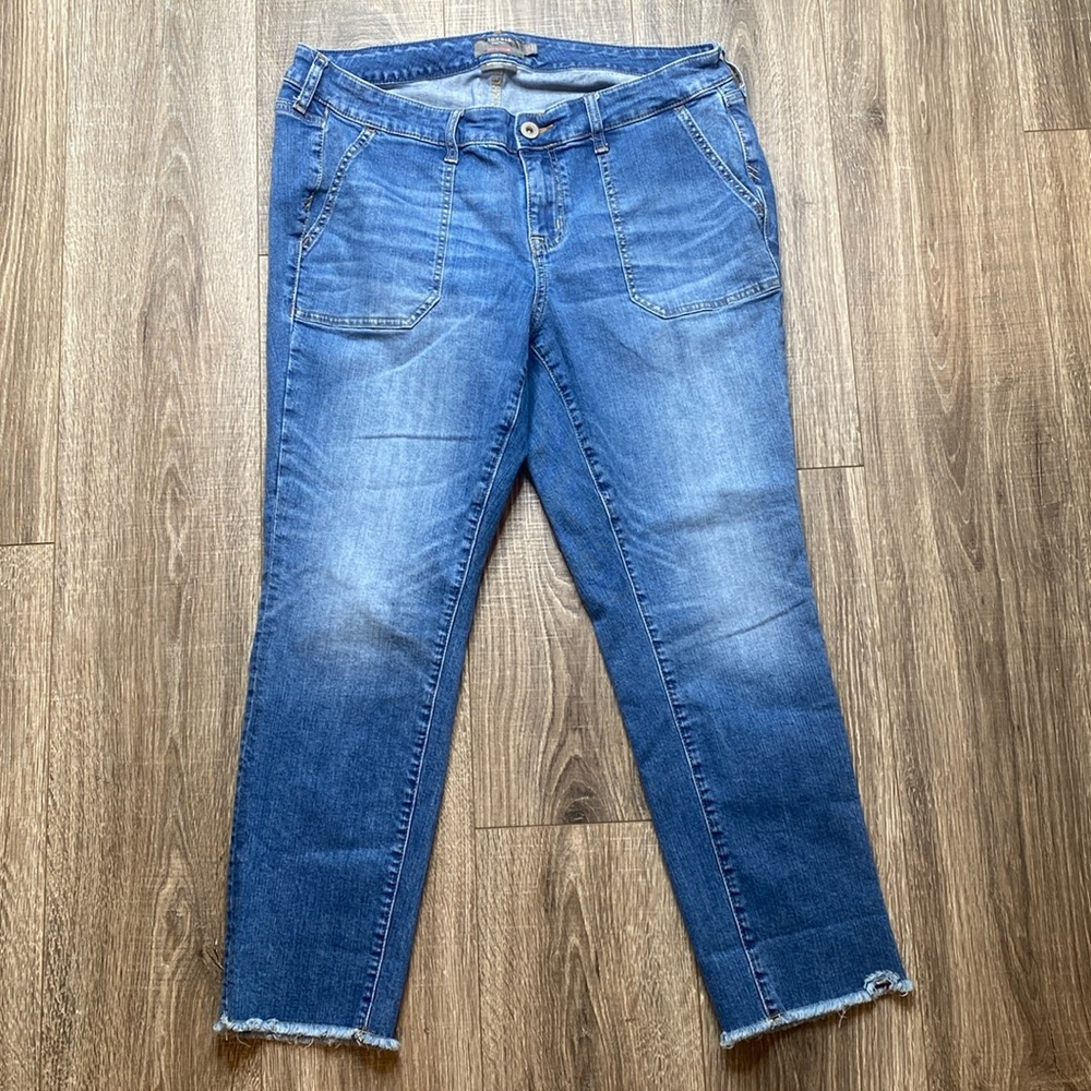 Torrid crop boyfriend vintage stretch jeans raw hem, size 14